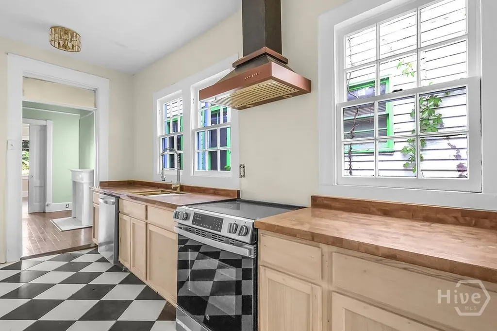 221 W 39th Street Savannah GA 31401