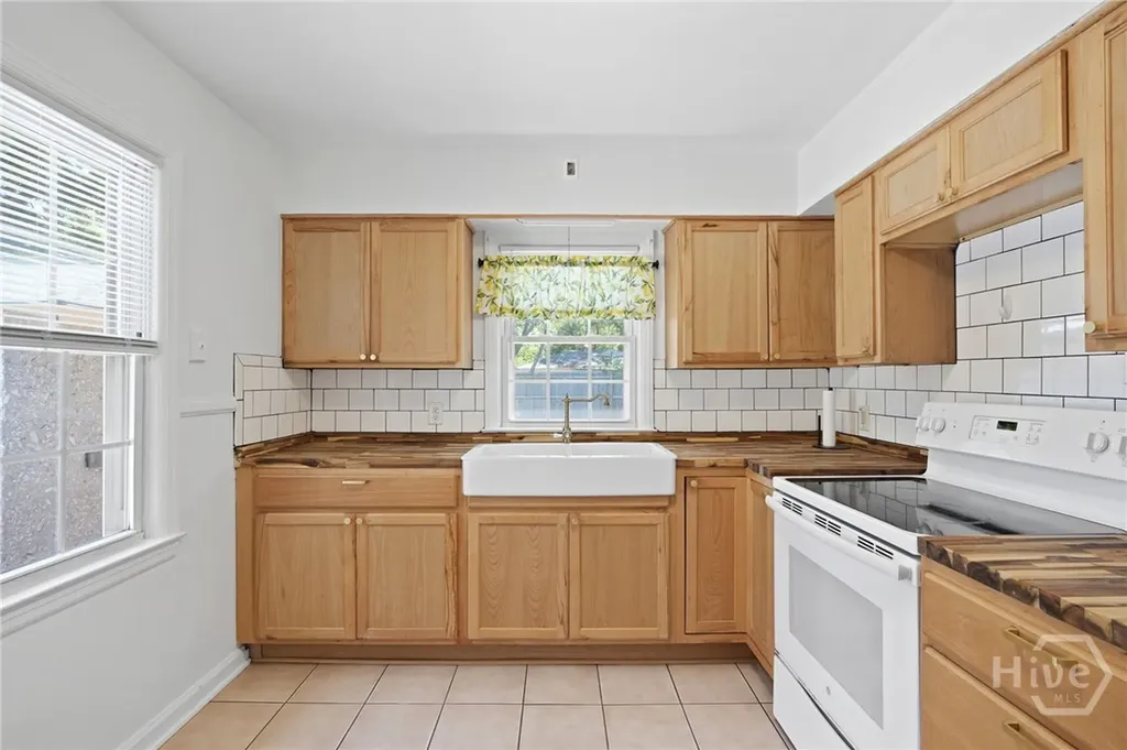 1217 E Derenne Avenue Savannah GA 31406