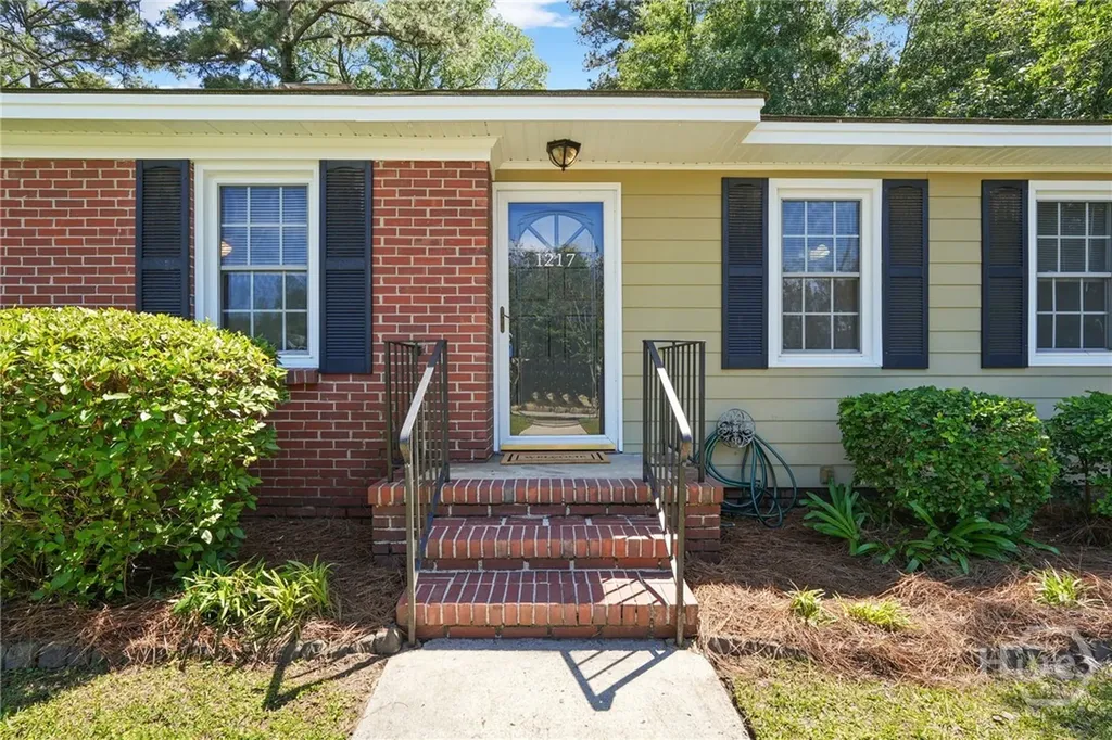 1217 E Derenne Avenue Savannah GA 31406