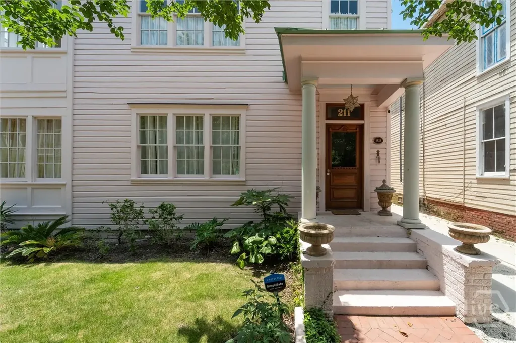 211 W 40th Street Savannah GA 31401