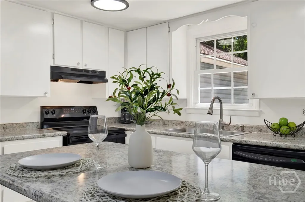 17 Russell Avenue Savannah GA 31408