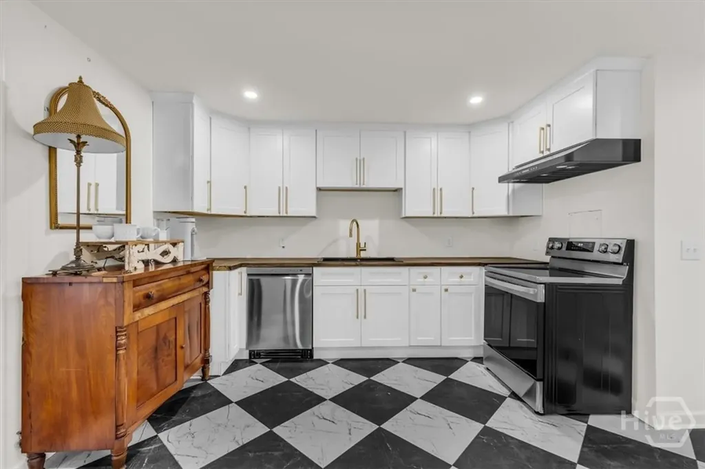 2223 E Derenne Avenue Savannah GA 31406