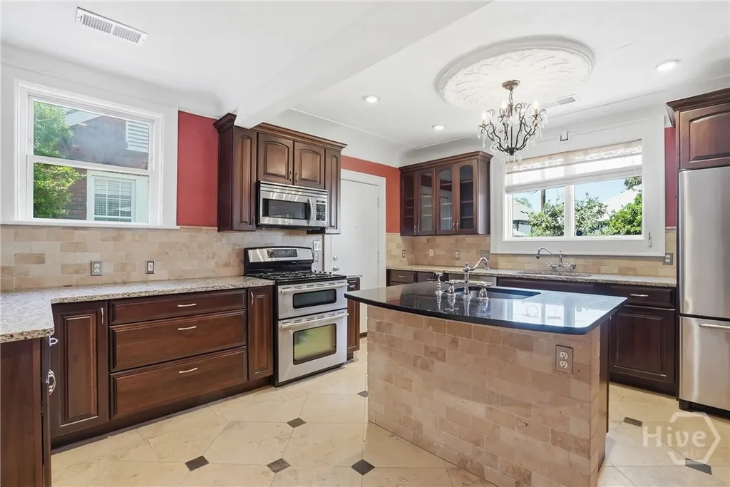 528 E 51st Street Savannah GA 31405