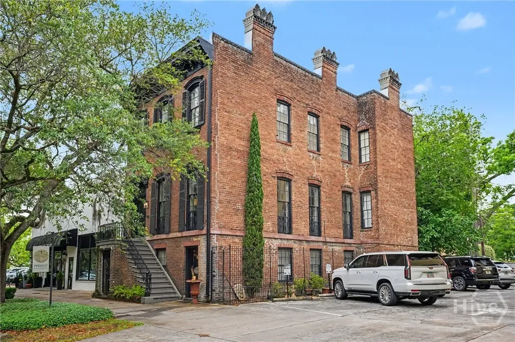 10 W Liberty Street Savannah GA 31401
