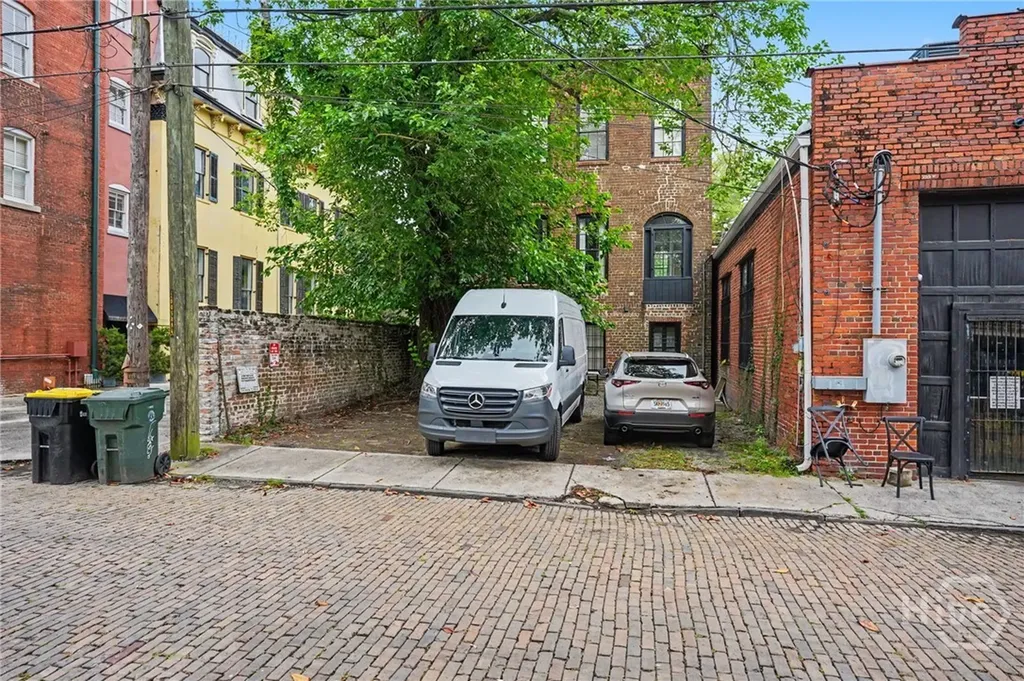 10 W Liberty Street Savannah GA 31401