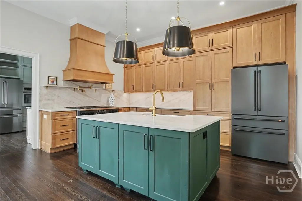 111 E 49th Street Savannah GA 31405