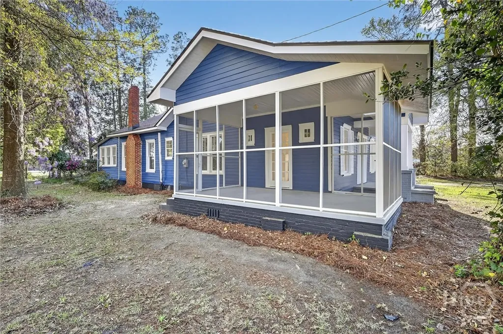 104 E Burkhalter Street Pembroke GA 31321