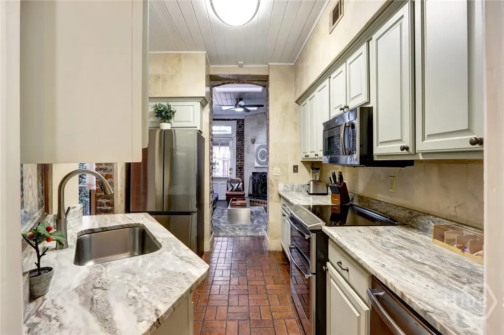 220 E State Street Savannah GA 31401