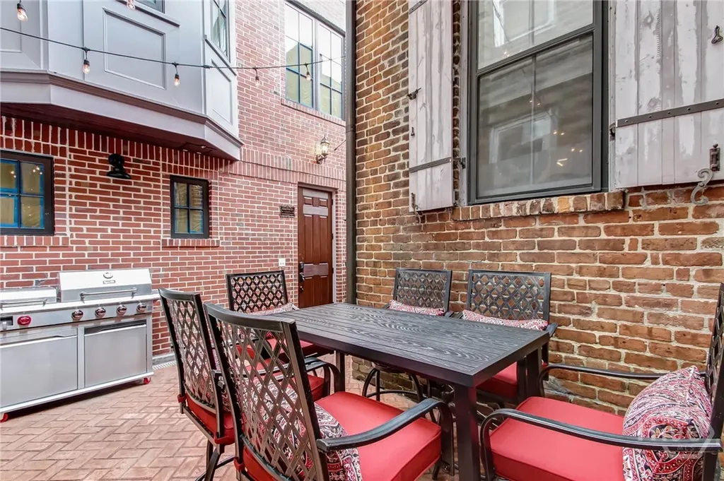 220 E State Street Savannah GA 31401