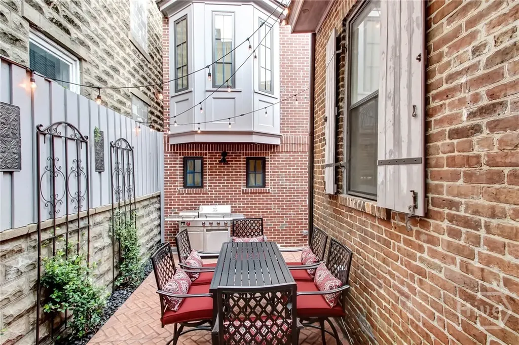 220 E State Street Savannah GA 31401