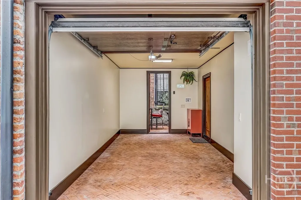 220 E State Street Savannah GA 31401