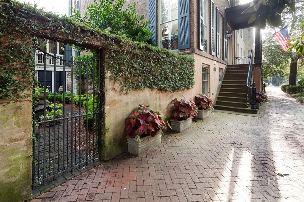 11 W Jones Street Savannah GA 31401