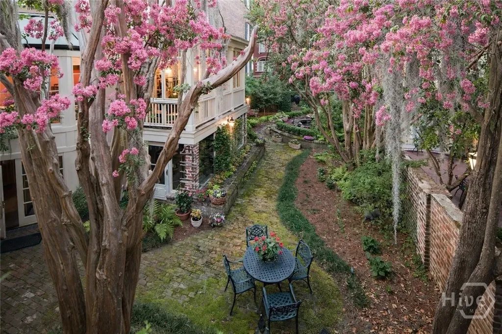 11 W Jones Street Savannah GA 31401
