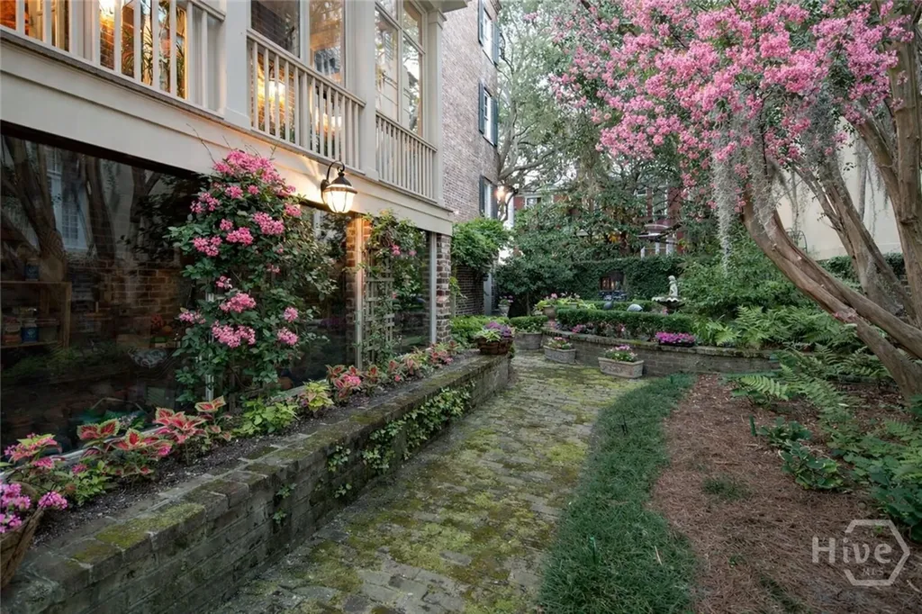 11 W Jones Street Savannah GA 31401