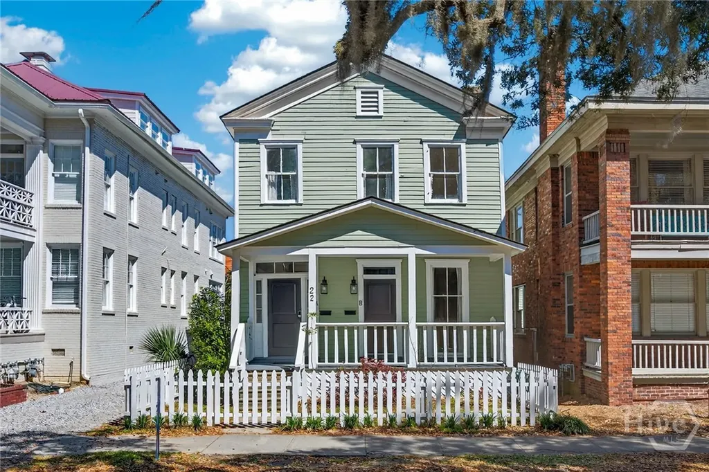 22 E 37th Street Savannah GA 31401