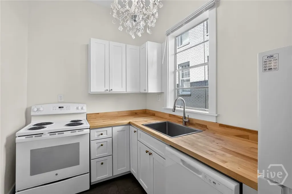 22 E 37th Street Savannah GA 31401