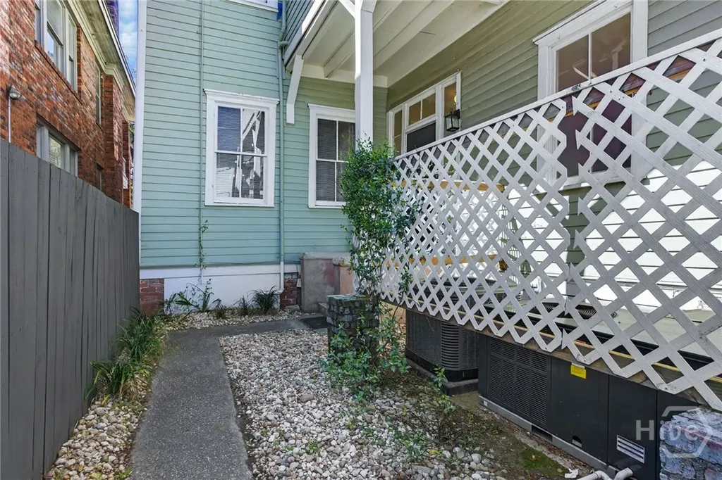 22 E 37th Street Savannah GA 31401