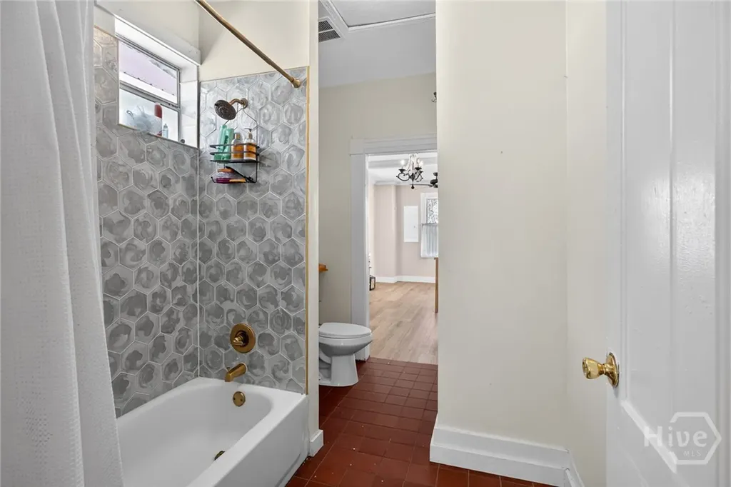 22 E 37th Street Savannah GA 31401