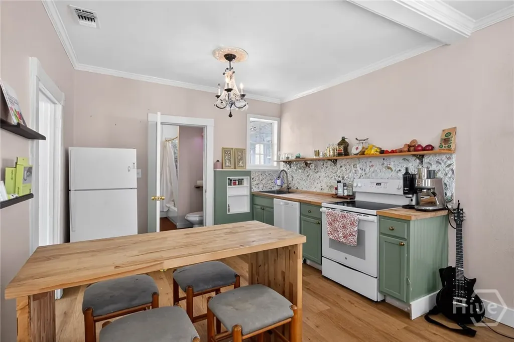 22 E 37th Street Savannah GA 31401