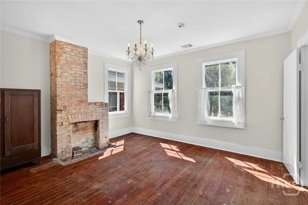 22 E 37th Street Savannah GA 31401