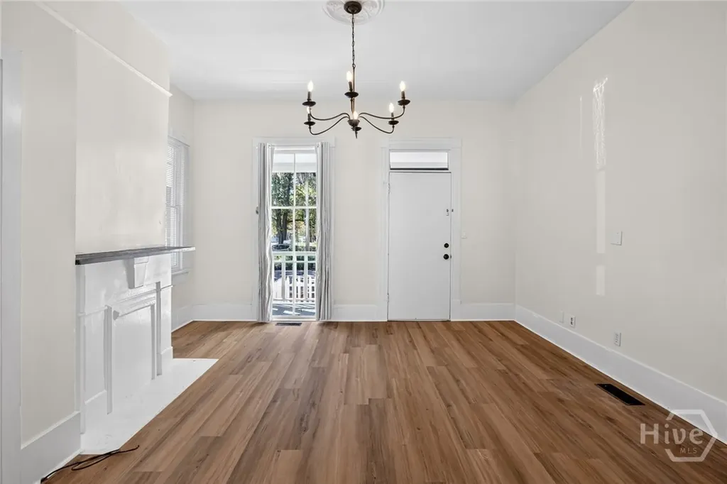 22 E 37th Street Savannah GA 31401
