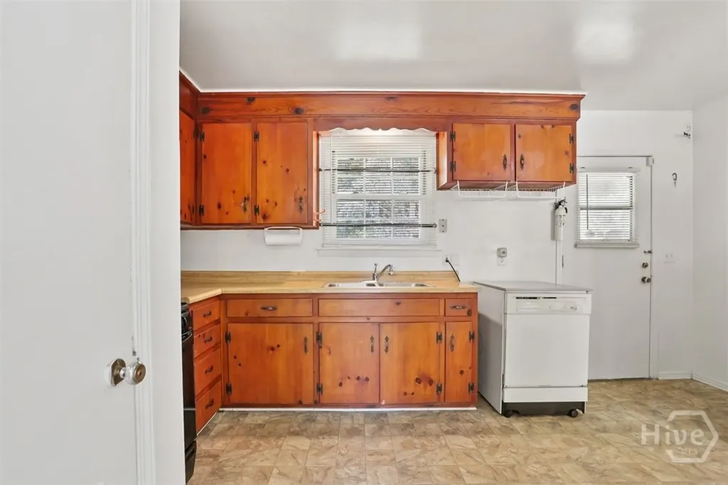 2444 E 39th Street Savannah GA 31404