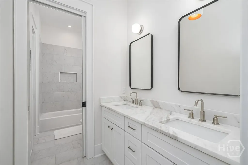 216-218 W 43rd Street Savannah GA 31401