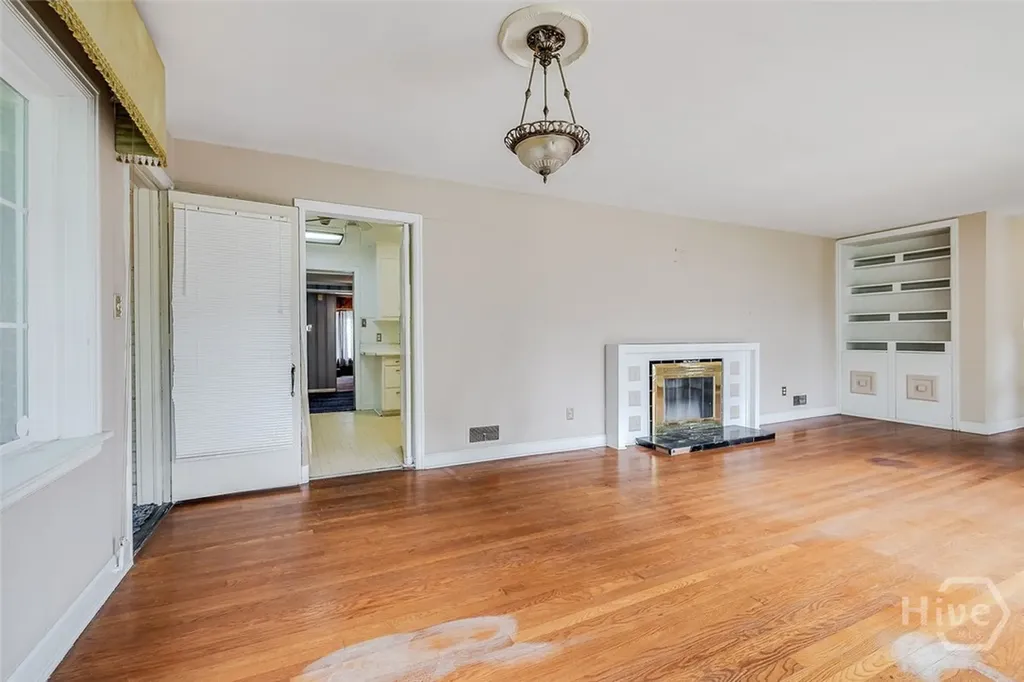 48 E 61st Street Savannah GA 31405