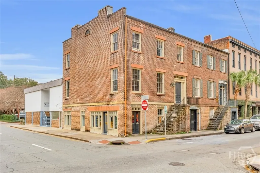 25 E York Savannah GA 31401