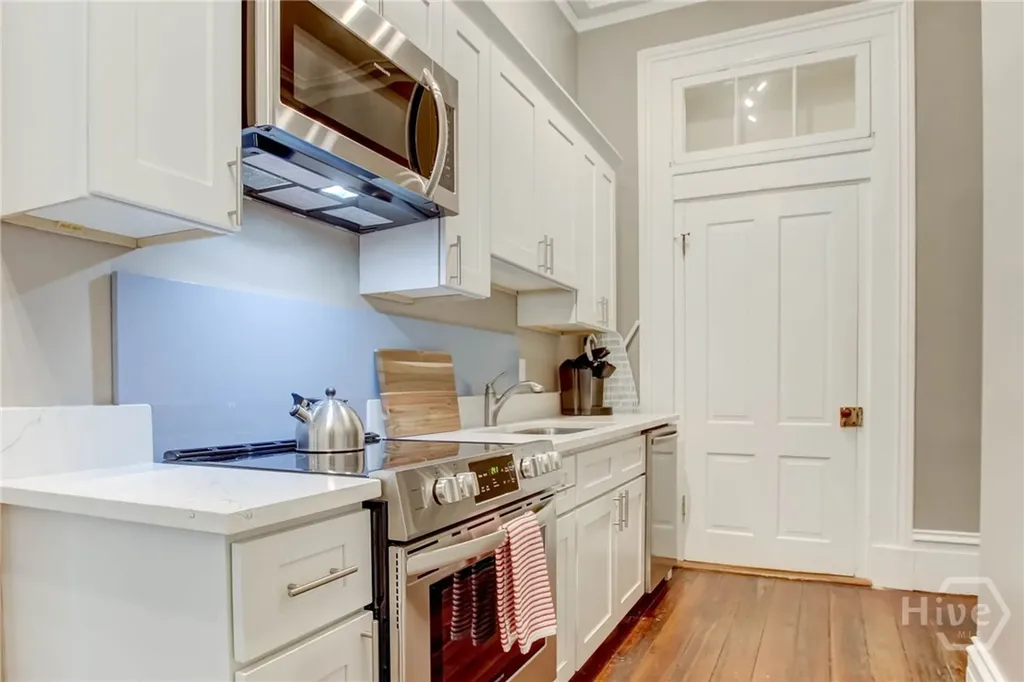 25 E York Savannah GA 31401