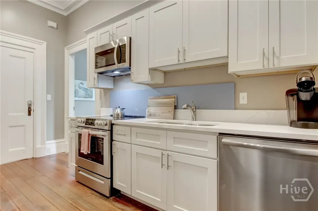 25 E York Savannah GA 31401