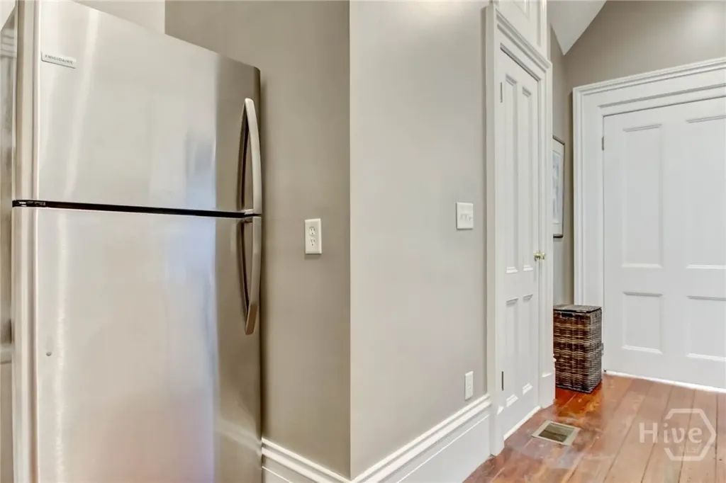 25 E York Savannah GA 31401