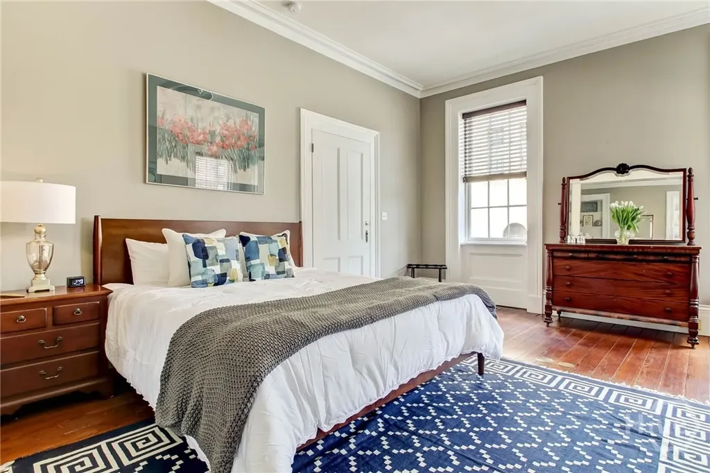 25 E York Savannah GA 31401