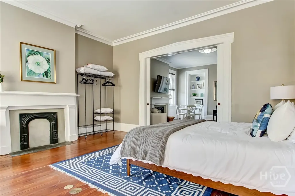 25 E York Savannah GA 31401