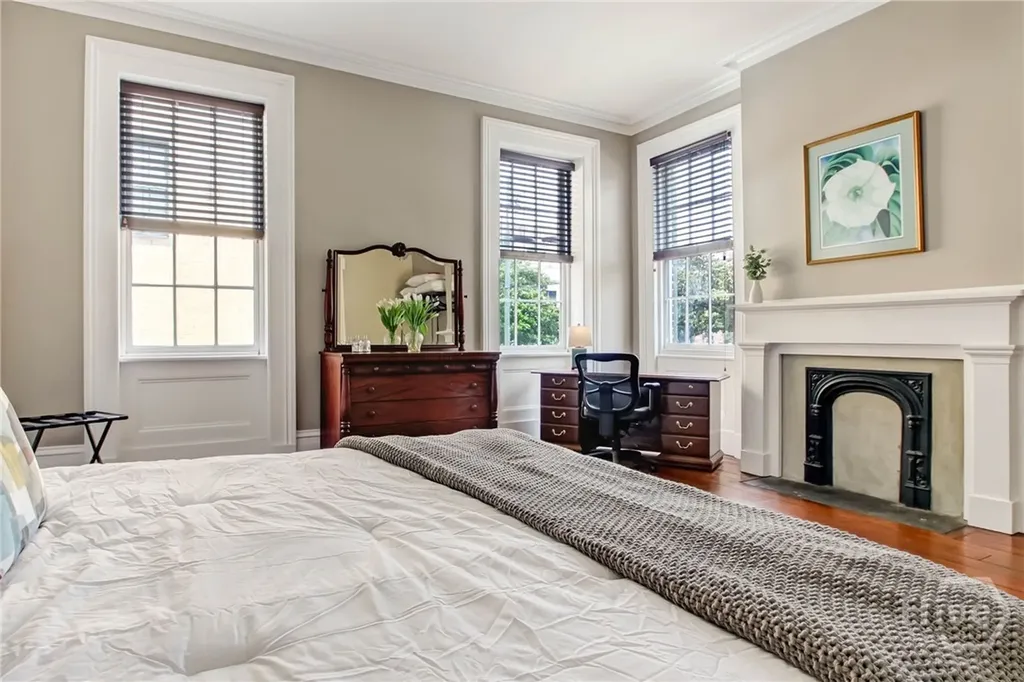 25 E York Savannah GA 31401