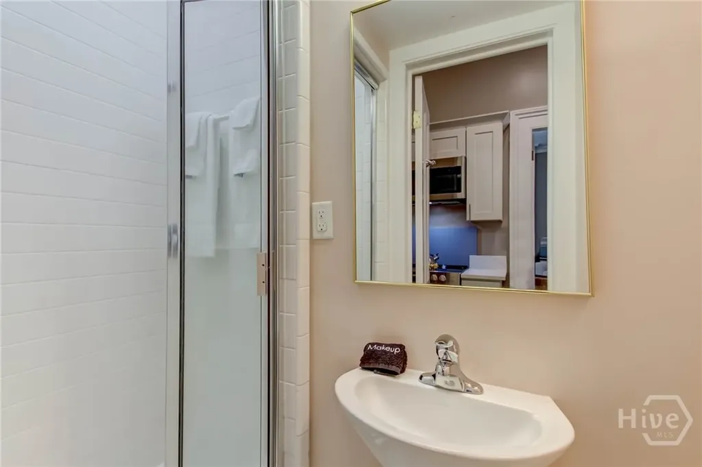 25 E York Savannah GA 31401