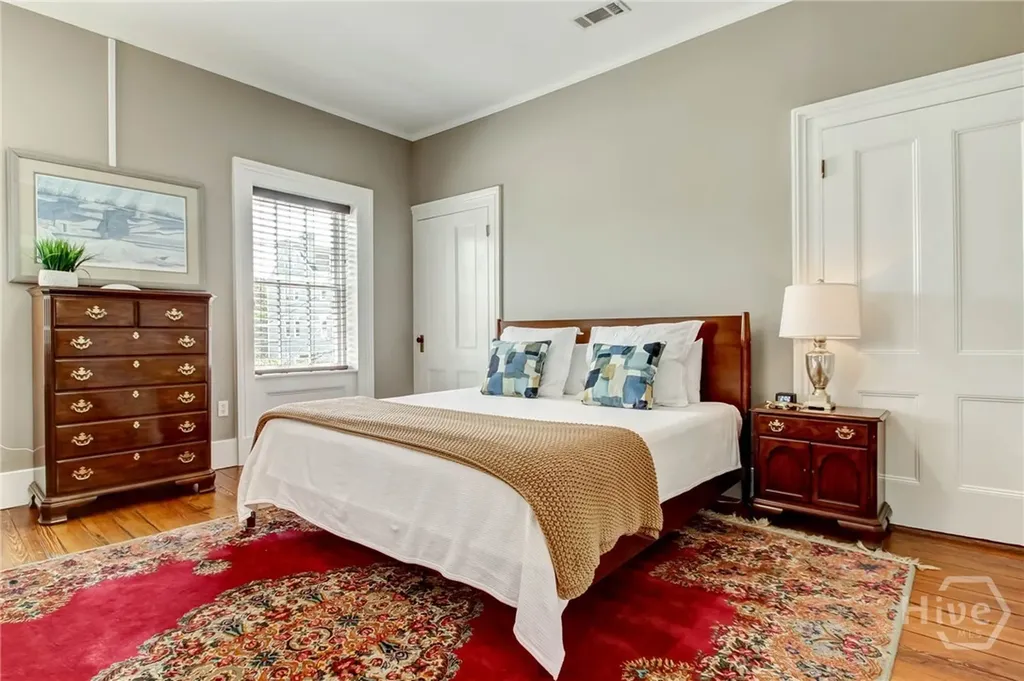 25 E York Savannah GA 31401