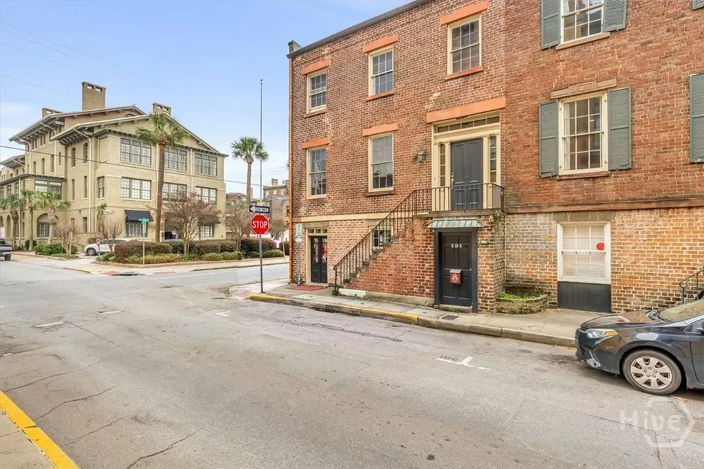 25 E York Savannah GA 31401