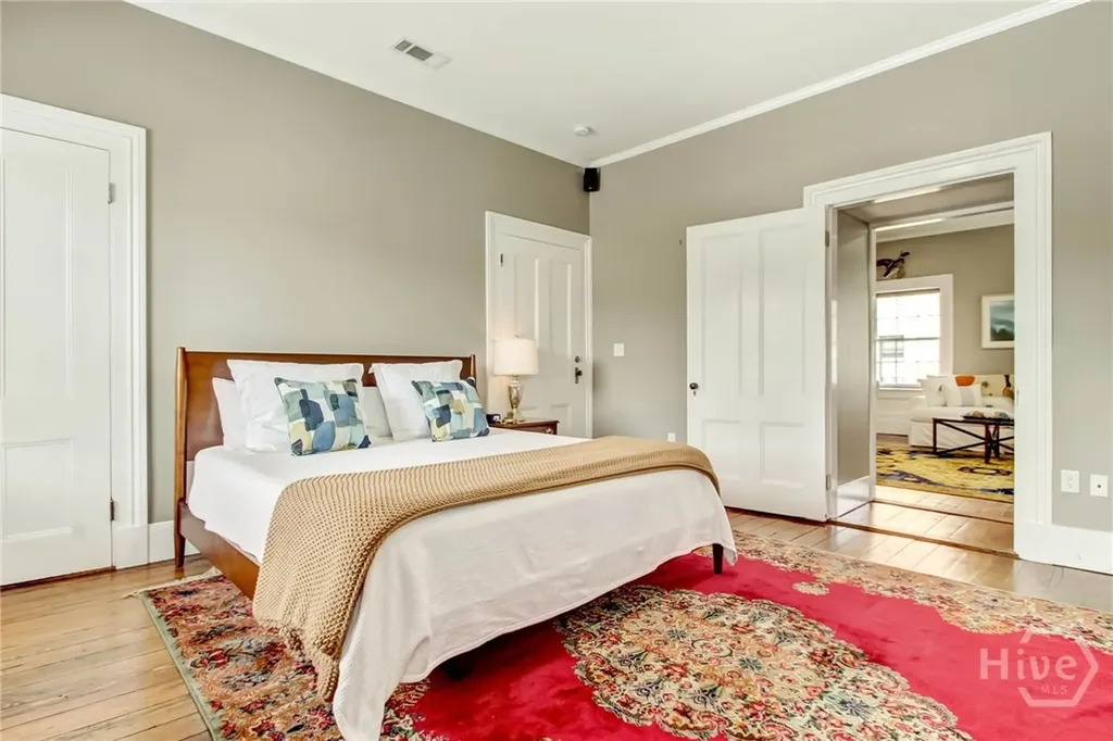 25 E York Savannah GA 31401