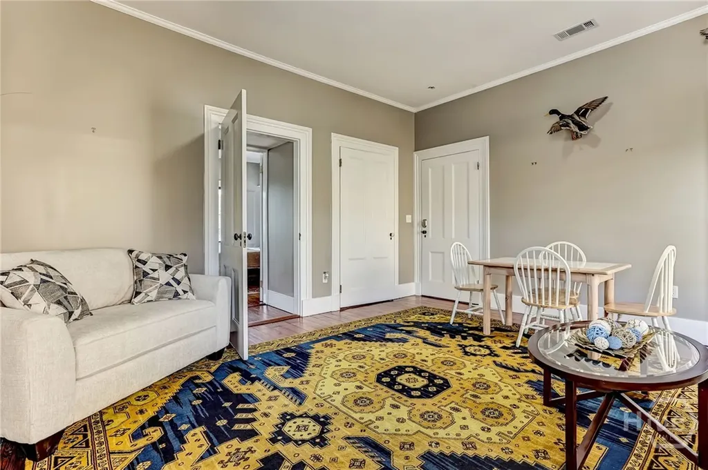 25 E York Savannah GA 31401