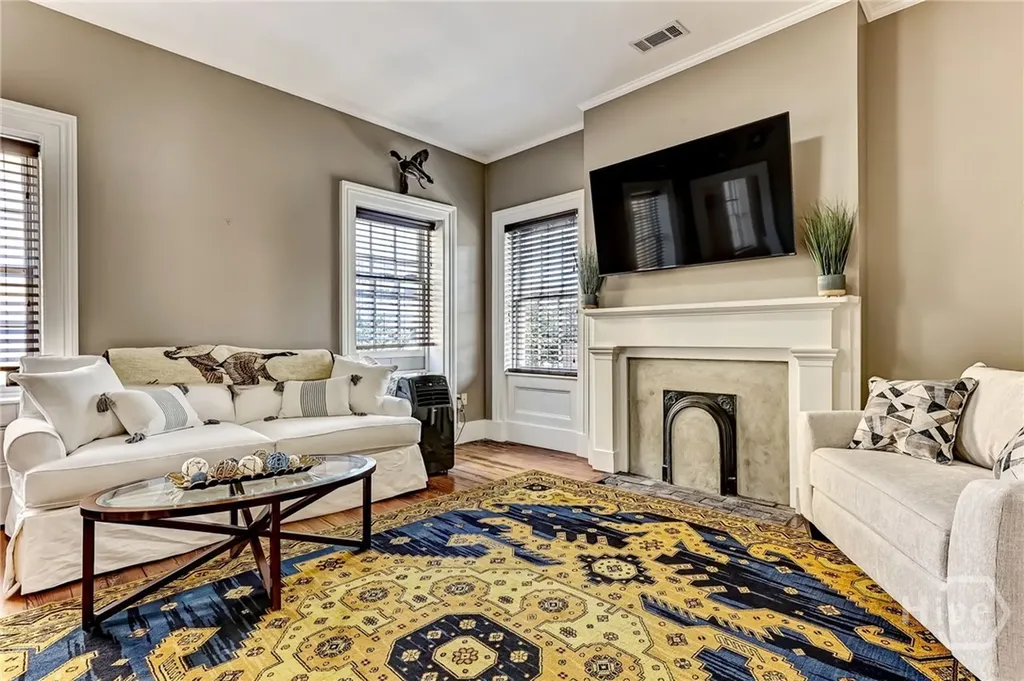 25 E York Savannah GA 31401