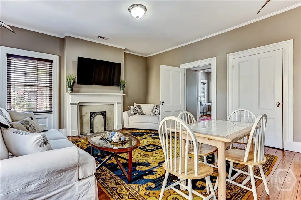 25 E York Savannah GA 31401
