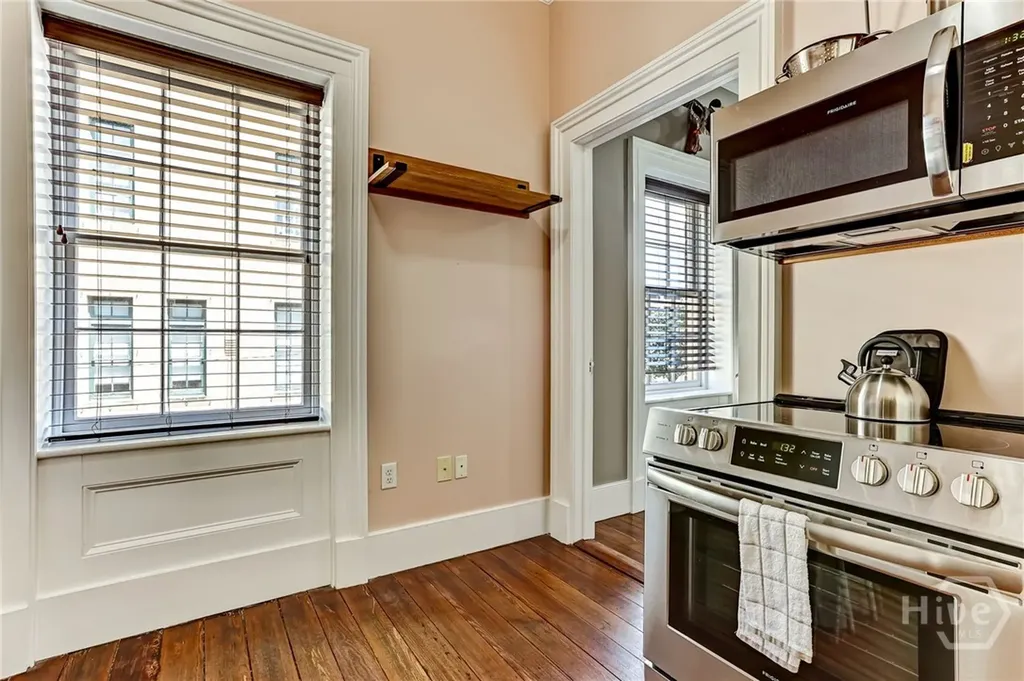 25 E York Savannah GA 31401