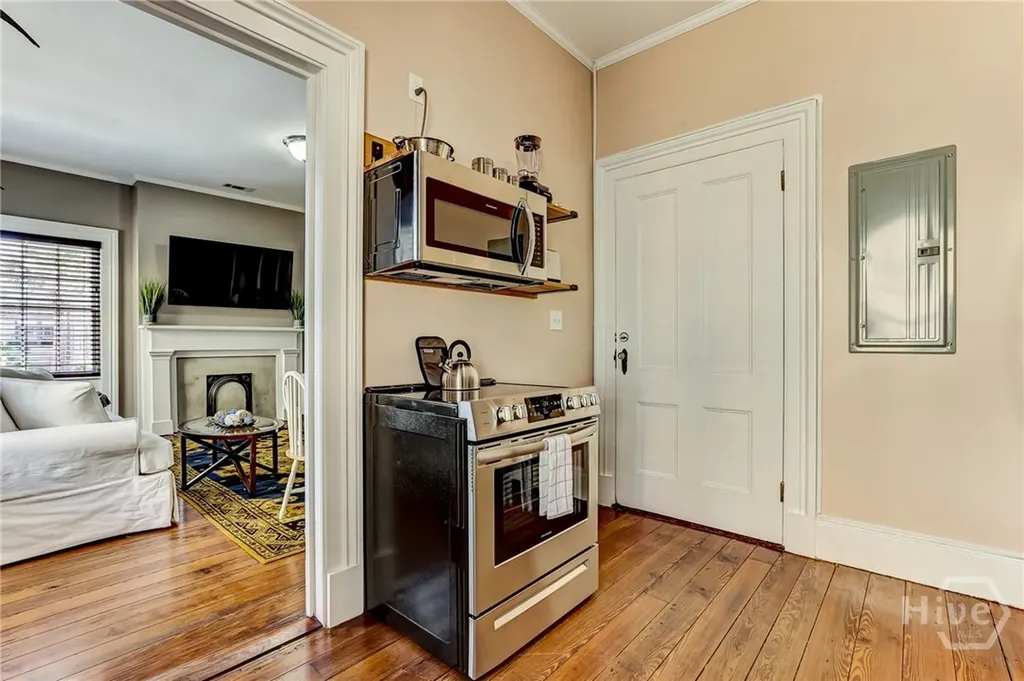 25 E York Savannah GA 31401