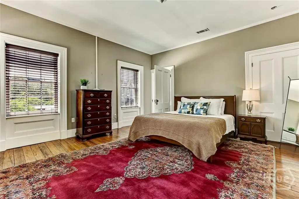 25 E York Savannah GA 31401