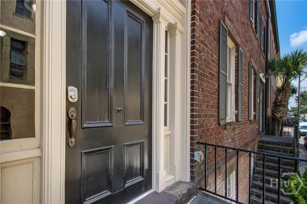 25 E York Savannah GA 31401