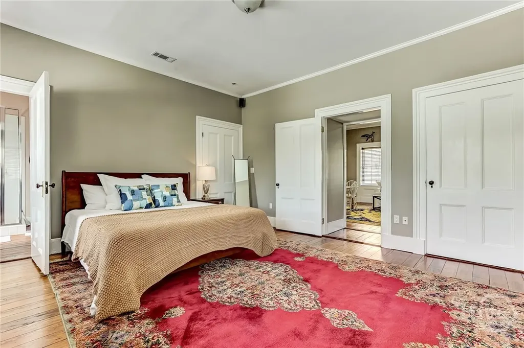 25 E York Savannah GA 31401