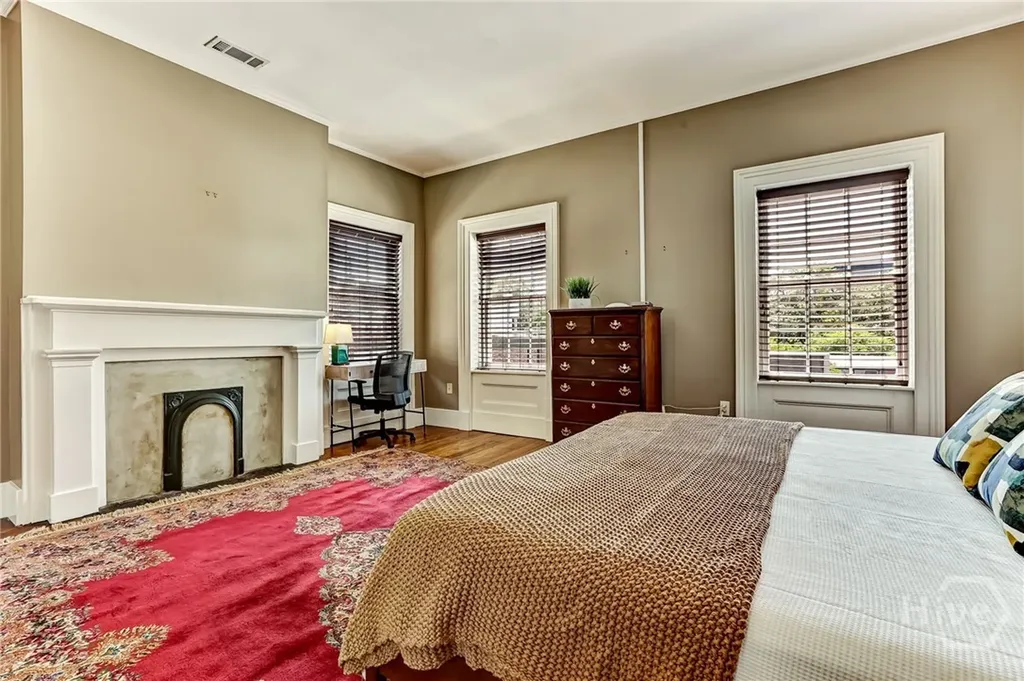 25 E York Savannah GA 31401