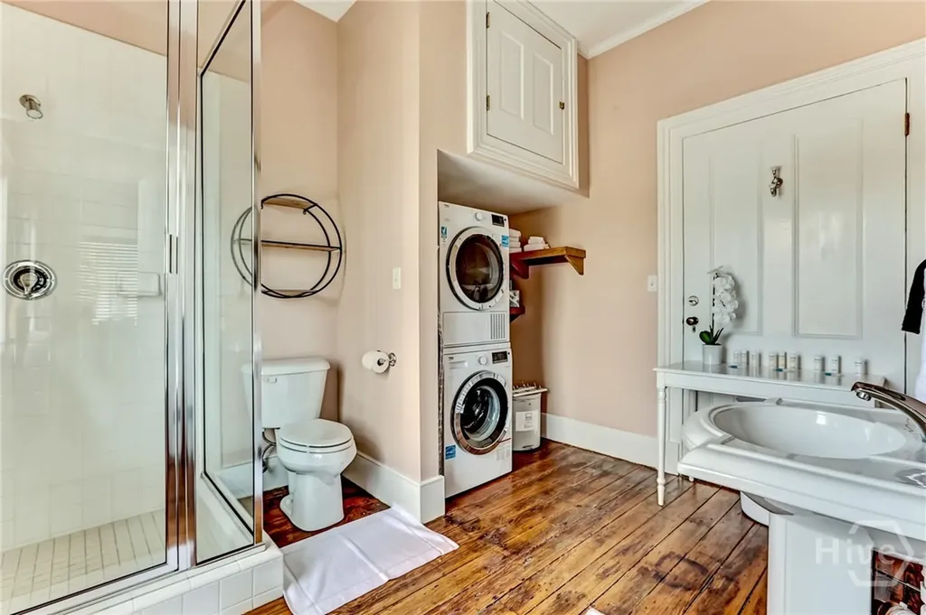 25 E York Savannah GA 31401