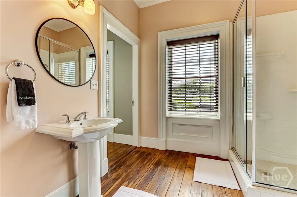 25 E York Savannah GA 31401
